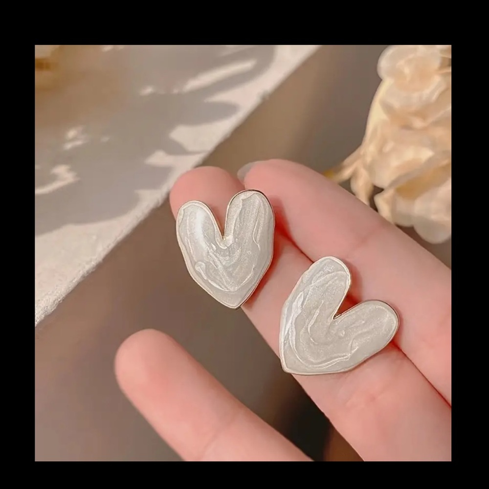 White & gold heart valentine earrings ✨🤍 - Picture 2 of 4